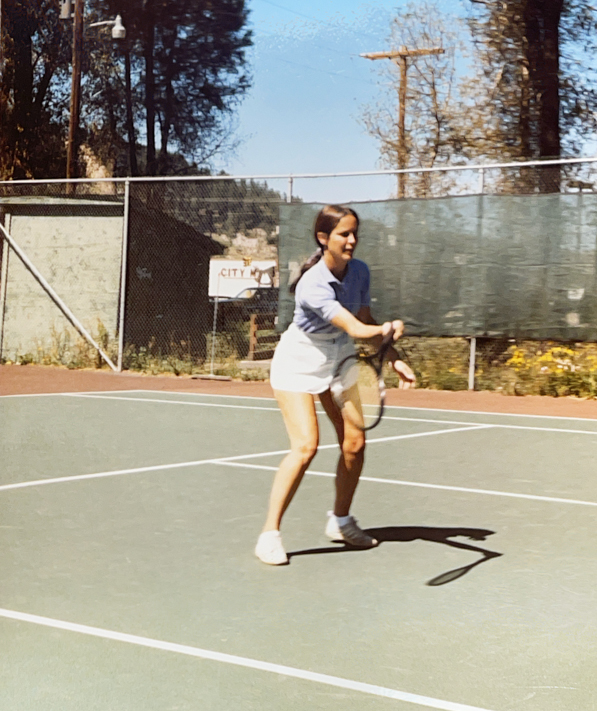Women plays tennis in 1980s
