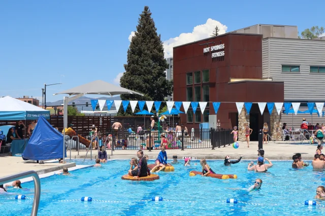 Happy Monday, Steamboat! ☀️ Plenty of sunshine in the forecast this week, the perfect excuse to swim some laps, join a water fitness class, or relax in the hot pools!
